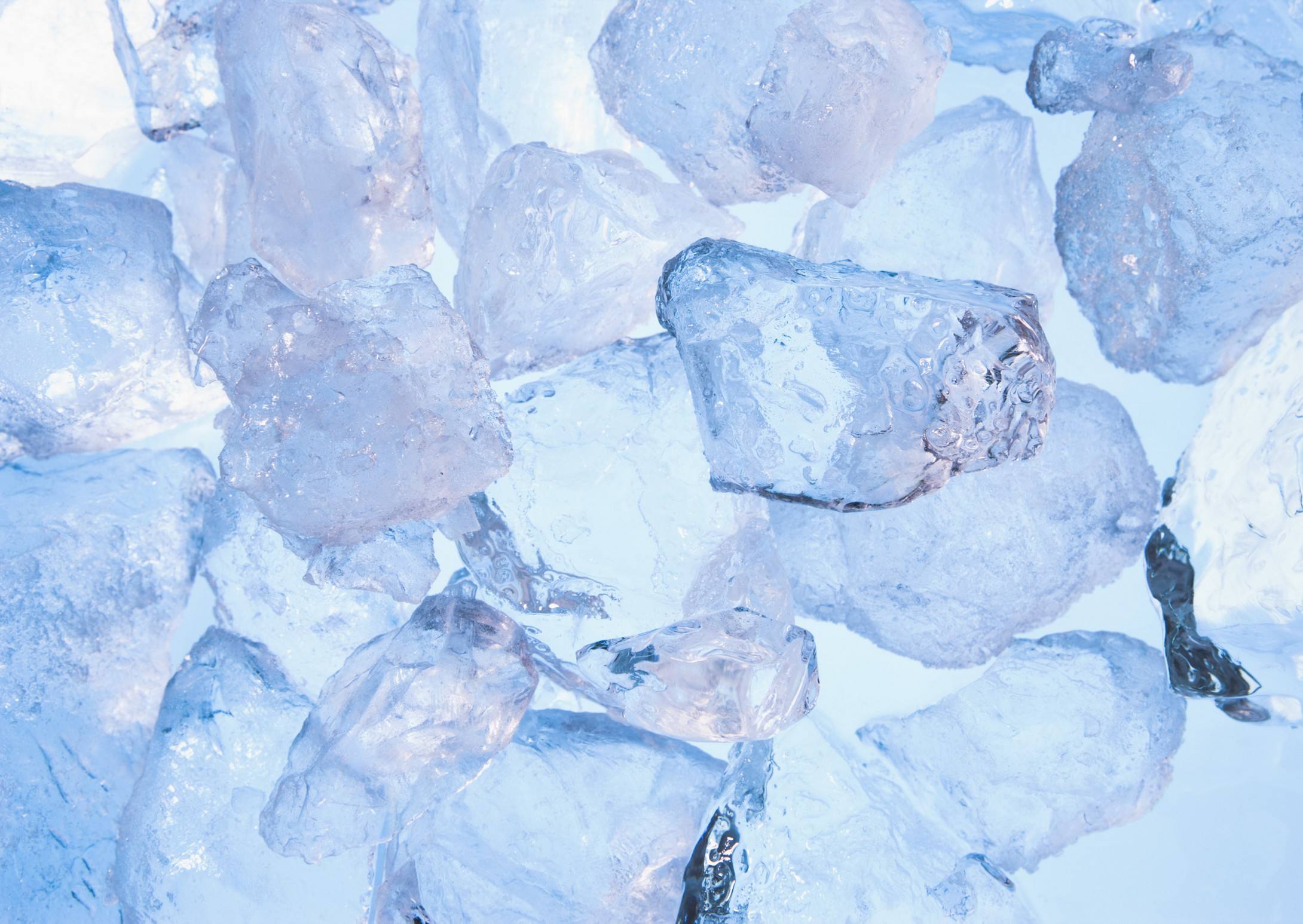 冬天大量贮藏天然冰雪于冰窖中,第二年夏天到来时候,便把冰块从冰窖中