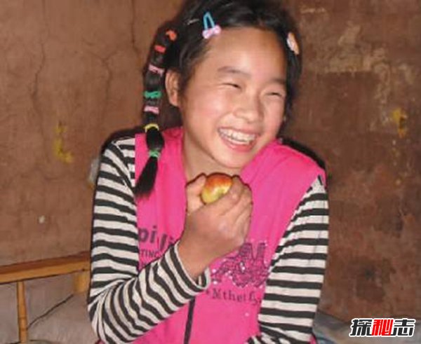 蛇娃真相,小女孩像蛇一样在地上蠕动