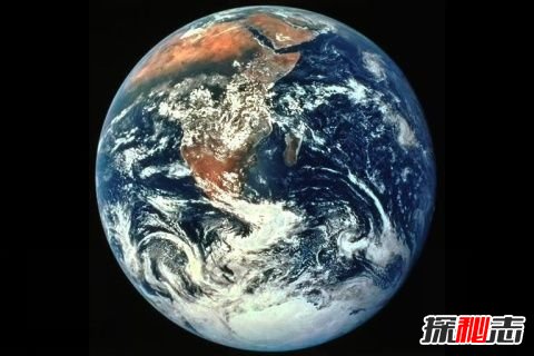 天空一声巨响,小编闪亮登场,今天小编给大家介绍的是7000000亿年后的地球是怎样的,大家是不是很期待了解下那时的地球会是什么样的呢,废话不多说了,各位拿好瓜子,带好板凳,我们一起来看看吧! 地球真的存在7000000亿年吗 我们知道从太阳系诞生到现在,地球已经40—46亿岁了,哇!这对人类来说,可是个天文数字啊! 从一个死寂沉沉的星球到现在这个美丽的人类的“母亲”,它的转变可以说是很漫长的。 那么地球能不能活到77000000亿年后呢! 很多科学家通过对地球的寿命与太阳的寿命一样,太阳目前已经在太阳系中燃烧了50亿年之久,科学家推测它还会再像这样继续燃烧50亿年,直到那时它将自己内部的核燃料燃烧殆尽,慢慢膨胀成一个超大的红色星体,它将吞噬附近的星体,当然包括地球了。 也就是说爱50亿年后地球会被膨胀的太阳吞噬掉,可想而知7000000亿年后,太阳系中以及没有了地球的影子,我们也无从得知那时的地球会是什么样的。 7000000亿年后的地球可能已经消失了,很难猜想出那时太阳系会是一个什么样的,但是我们却能想象到如果有一天人类灭绝后,地球将会是什么样子。 人类灭亡后地球的图片 1、3个月后下水道无人维修被水淹没,街道到处是污水。 2、3年后城市被植物覆盖,随处可见动物的踪迹。 3、核电站无人看管,核废料泄露,环境被污染。 4、大火导致城市中的枯叶被点燃,从而引发了大火。 5、200年后高楼基本倒塌了。 6、10亿年后,地球上的生物因为无法适应高温灭绝,只有部分生物还能生存。