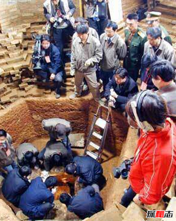 白蛇之谜:原来是雷峰塔地宫藏宝藏(大量佛教瑰宝)