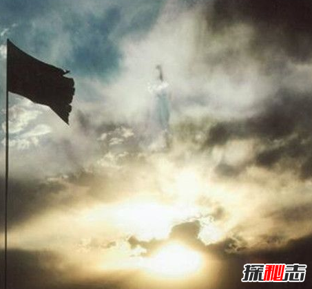 飞机上拍到神仙?网友拍到云上站着人,还自带佛光