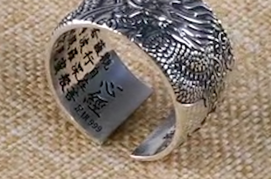 右手戴戒指的含义